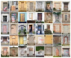 Collage im Raster. Zu sehen sind vierzig verschlossene oder verbarikadierte oder verwachsene Türen im Querformat gesetzt in acht Spalten und fünf zeilen. Das Bild hat einen bräunlichen bis grauen Grundton.