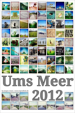 Großer Schriftzug UMS Meer im unteren Drittel des hochkantigen Bildes. Viele bunte quadratische Fotos sind im Raster angeordnet
