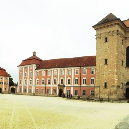 ein Klostergebäude mit barocken Fenstern und Turm. Quadratisches Bild.