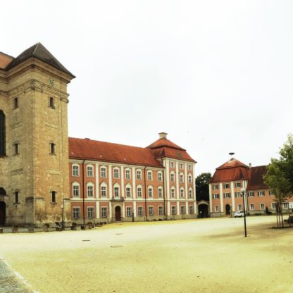 Turm und Klostergebäude im quadratischen Format. Gelb-bräunlicher Farbton.