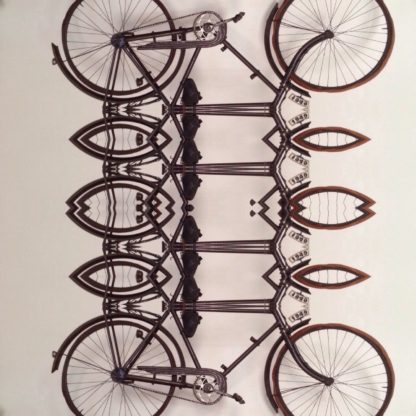 Eine fast grafische Arbeit, die ein Fahrrad zeigt, braun auf hellem Hintergrund. Das Fahrrad ist wie in einem Kaleidoskop verfremdet.