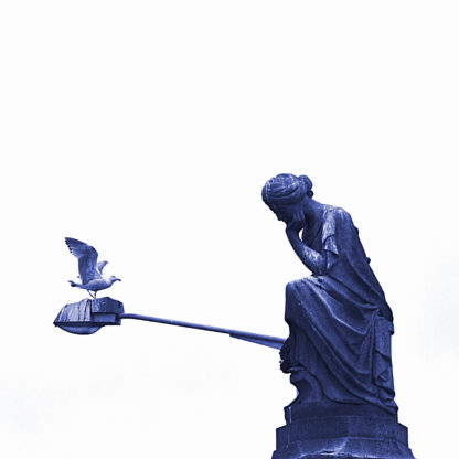 Eine in Denkerpose hockende Frauenstatue vor einem auskragenden Laternenmast, auf dem sich gerade eine Möwe niederlässt. Das Bild hat einen Blauschimmer vor weißem Hintergrund