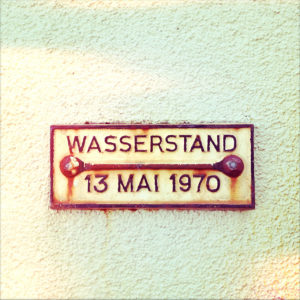 Ein gusseisernes, geprägtes Schild mit der Aufschrift Wasserstand 13 Mai 1970.