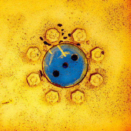 Detailaufnahme einer gelben Radnababe mit blauem Lager, das aussieht wie eine Blume.
