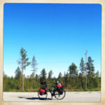 drei quadratische Bilder zeigen ein bepacktes Reiserad im Profil auf der Straße vor seichtem, nordischem Waldbewuchs und stahlblauem Himmel.