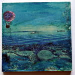 Ein tiefblaues Bild, das runde Felsen vor Meeresküste zeigt. links ist ein Ballon in die Fotografie gezeichnet und ein Schiff in der Bildmitte.