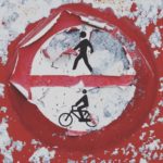 Ein Verbotsschild, Rund, im oberen Halbkreis ein Fußgängersymbol, unten ein Fahrradsymbol. Die Farbe blättert ab.