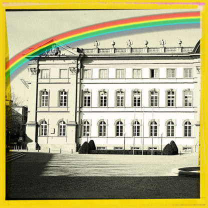 Linker eines dreiteiligen Bild, das die grafische Ansicht eines barocken Schlosses zeigt. Darüber ein Regenbogen. Jedes Bild ist gelb gerahmt.