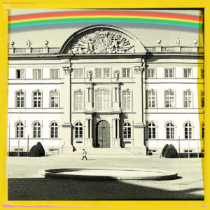 Mittlerer eines dreiteiligen Bild, das die grafische Ansicht eines barocken Schlosses zeigt. Darüber ein Regenbogen. Jedes Bild ist gelb gerahmt.
