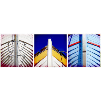 Drei quadratische Bilder nebeneinander auf weißem Hintergrund. Die Motive sind drei Bootsbuge von Holzbooten in Detailaufnahme frontal ohne Hintergrund.