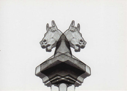 Eine steinerne Säule mit einem Pferdekopf vor weißem Hintergrund. Die monochrome schwarz-weiße Sulptur wirkt sehr grafisch, ist gespiegelt und übereinander geblendet, so dass scheinbar zwei Köpfe aus der selben Säule je nach links und nach rechts schauen.