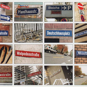 Auf einer querformatigen Postkarte sind sechzehn Bilder von Straßennamen in einem Raster von vier mal vier Bildern angeordnet. Der bestimmtende Farbton des Bilds sind Rot und Braun.
