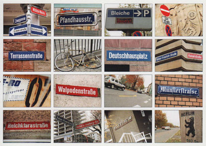 Auf einer querformatigen Postkarte sind sechzehn Bilder von Straßennamen in einem Raster von vier mal vier Bildern angeordnet. Der bestimmtende Farbton des Bilds sind Rot und Braun.