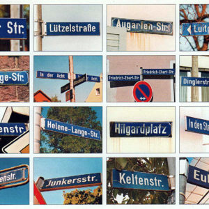 Auf einer querformatigen Postkarte sind sechzehn Bilder von Straßennamen in einem Raster von vier mal vier Bildern angeordnet. Der bestimmtende Farbton des Bilds ist Blau.