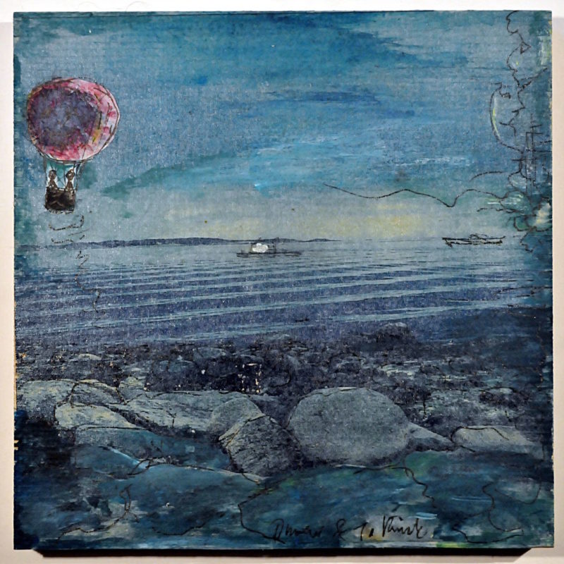Blaues Bild eines abendlichen Küstenabschnitts mit vielen runden Felsen vor ruhiger See. Darüber ein Freiluftballon, aus dem zwei winzige Figuren eine Fähre beobachten.
