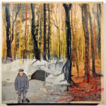 Ein Bild von lichtem Frühlingswald ist mittels Collagetechnik und Malerei mit einem Spaziergänger vor einer kleinen Höhle dekoriert. Die Ergänzug im unteren linken Viertel des Bilds wirkt wie eine Winterlandschaft. Blass grau vor rötlichem laublosem Wald.