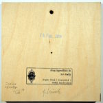 Quadratische Holzkachel mit Galeriestempel, Datum und Signaturen der beteiligten Künstler