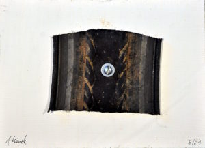 Auf einem weißen Bildträger ist ein Reifenstück, quadratisch mit derbem gesägten Rand aufgeschraubt mittels Linsenkopfschraube und Unterlagsscheibe mittig.