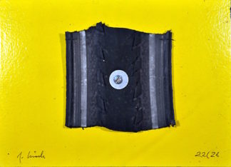 Auf einem gelben Bildträger ist ein Reifenstück, quadratisch mit derbem gesägten Rand aufgeschraubt mittels Linsenkopfschraube und Unterlagsscheibe mittig.