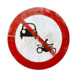 Auf weißem Hintergrund ein rundes Verbotsschild mit rotem Rand, darin ein Auto- und ein Motorradsymbol durchgestrichen.