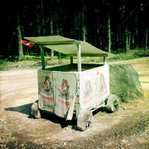 Ein kleiner, selbst gebauter Wagen zum Straßenverkauf von Kartoffel. Bedruckte Säcke als Deko, schräges Flachdächlein und hözerne Räder à la Fred Feuerstein