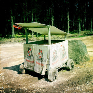 Ein kleiner, selbst gebauter Wagen zum Straßenverkauf von Kartoffel. Bedruckte Säcke als Deko, schräges Flachdächlein und hözerne Räder à la Fred Feuerstein