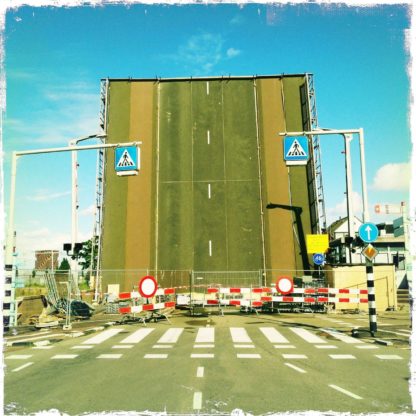 Eine hochgestellte Straßenbrücke in den Niederlanden