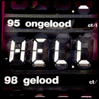 Ein altes Tankstellen-Display in niederländischer Sprache: 95 ongelood. Die Literanzeige wurde auf 'Hell' gestellt. Schwarz weiß.