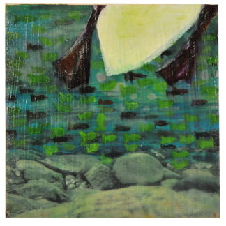 Ein Wasservogel verlässt nach oben das quadratische, grün-blaue Bild. Füße und Rumpf über einer Küstenlandschaft mit runden großen Steinen.