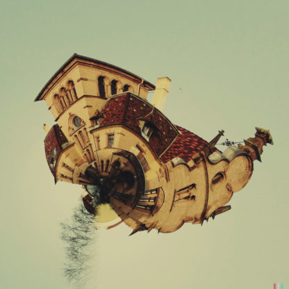 Ein sphärisch verdrehtes Bild einer alten Villa mit Türmchen. Das Objekt sieht aus wie ein kleiner Planet.