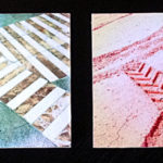 Vier quadratische Bilder nebeneinander auf schwarzem Untergrund. Von links: kahler Baum, zwei sich kreuzende Zebrastreifen farblich harmonierend in blau und grau, eine wie ein A aussehende Schlammspur, eine Straßenflucht im Flachland, beide auch farblich harmonierdend mit rötlicher Fehlfarbe.
