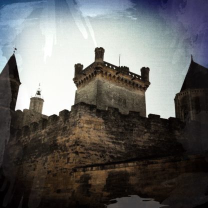 Chateau mit rechteckigem Turm aus einer Art Froschperspektive gesehen. Düster in bräunlich monochromem Farbton.