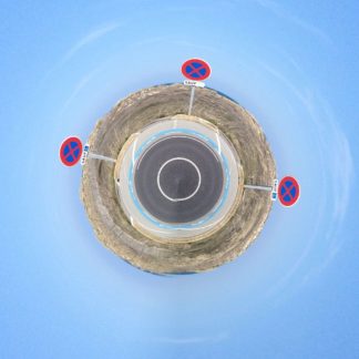 Um einen planetenförmigen Kreis rangieren drei Parkverbotsschilder in einer türkis-bläulichen Atmosphäre.