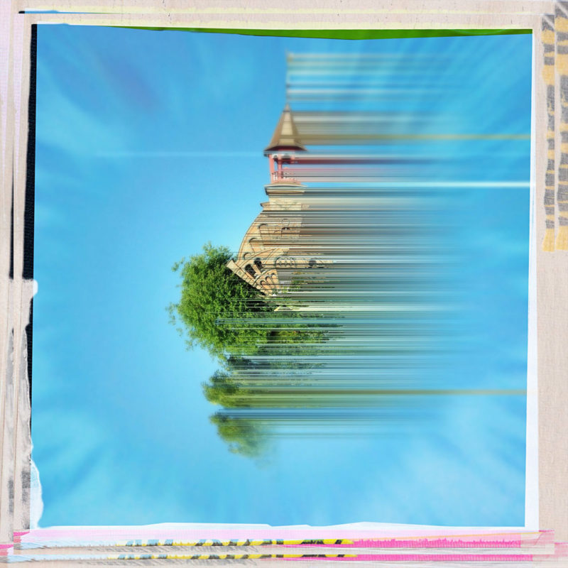 Im grünlichen blau einessphärischen Quadrats steht ein Kirchturm schemenhaft, in Streifen wie verweht von links nach rechts. Ein Tupfer Grün von den Bäumen neben der Kirche. Umrahmt wird das Bild von einem rosa-gelb-gestreiften unsauberen Rand.