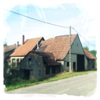 Ein altes Bauernhaus mit krummem, abgesacktem, aber intaktem Dach.