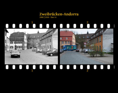 Zwei Bilder auf Fimstreifen mit schwarzem Hintergrund montiert. Dorfszene mit Autos und Straße und barocken Wohngebäuden. Links die schwarz-weiß-Version, rechts bunt zehn Jahre später aufgenommen. Titel Zweibrücken-Andorra 2000-2010 km 14.