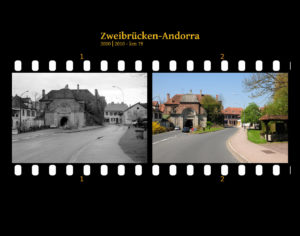 Zwei Bilder auf Fimstreifen mit schwarzem Hintergrund montiert. Links die schwarz-weiß-Version, rechts bunt zehn Jahre später aufgenommen. Titel Zweibrücken-Andorra 2000-2010 km 86. Straßenszene einer kleinen, französischen Garnisonsstadt mit altem Stadttor.