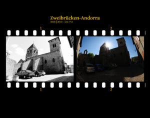 Weitwinkelaufnahme einer Kirche im Gegenlicht mit schimmernder Sonne, viel Schatten und ein paar PKWs auf einem engen Parkplatz zwischen hohen Wänden. Zwei Bilder auf Fimstreifen mit schwarzem Hintergrund montiert. Links die schwarz-weiß-Version, rechts bunt zehn Jahre später aufgenommen. Titel Zweibrücken-Andorra 2000-2010 km 752.