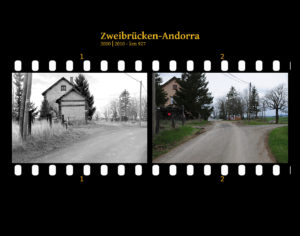 Straßenansicht mit verlassenem, zum Wohngebäude umgewidmeten Bahnhofsbau. Zwei Bilder auf Fimstreifen mit schwarzem Hintergrund montiert. Links die schwarz-weiß-Version, rechts bunt zehn Jahre später aufgenommen. Titel Zweibrücken-Andorra 2000-2010 km 927.