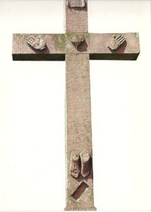 Jesuskreuz, an dem nur Füße und Hände zu sehen sind als Steinskulptur vor weißem, freigestelltem Hintergrund