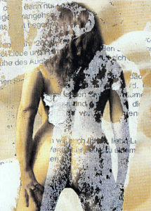 Rücken einer nackten Frau mit langen Haaren überlagert von Textfetzen und Papierresten