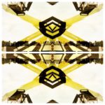 Eine gelb schwarze kaleidoskopartige Struktur mit etwas breiterem horizontalem Bruch in der Bildmitte. Das Abstrakte Bild entstand durch Zerlegung eines konkreten Bilds, das einen Motorroller auf einer Säule darstellte. Vom Original ist nichts mehr zu erkennen.