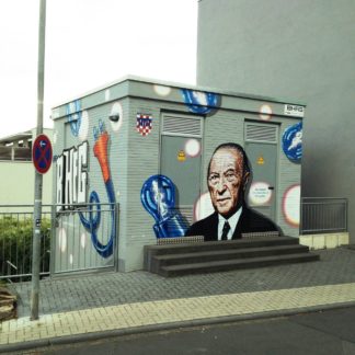 Technischer Verteilerkasten aus Beton, knapp mannshoch, mit Graffito-Portrait Konrad Adenauers