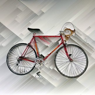 Ein rotes Rennrad abstrakt vor digital kariert weißlich bis grau schraffiertem Hintergrund. Der Lenker zeigt nach rechts.