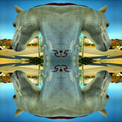 Der kunststoffene Kopf einer Pferdestatue ist vierfach gespiegelt und bildet eine regelmäßige Struktur vor städtischer Szene und unter und über blauem Himmel. Durch das Ineinanderkopieren werden Schriftzeichen auf dem Hals des Pferdes zur Zahl 25, bzw. 52, da auch die Zahl vierfach gespiegelt wird.