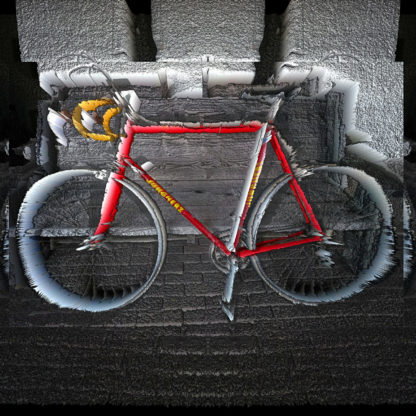 Verfremdetes Bild eines roten Rennrads der Marke Jungherz. Strahlenförmig bewegt sich die Struktur des Bildes auf den Betrachter, die Betrachterin zu. Die Reifen strahlen weiß.