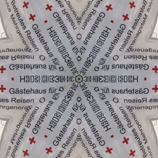 Kaleidoskopisch gespiegelte Schrift bildet einen schwarz weiß strukturierten Stern. Rote Kreuz-Kreuze an den Rändern. Man kann die Wotre Gästehaus und Betreutes Reisen lesen, die an den Nahtstellen zu einer Phantasieschrift verschmelzen, die an Khmer-Schrift erinnern.