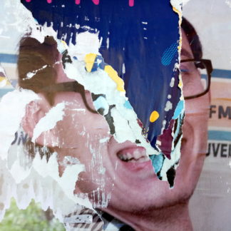 Zerfetztes Plakat zeigt ein Gesicht mit Brille, dessen Mitte durch den Abriss die dahinter liegenden Plakate als zackige nach unten zeigende Form teilt. Grundfarben dunkelblau und hautfarben.