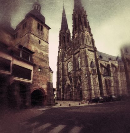 Düstere Underfoot-Betrachtung einer gotischen Kirche mit zwei Türmen.