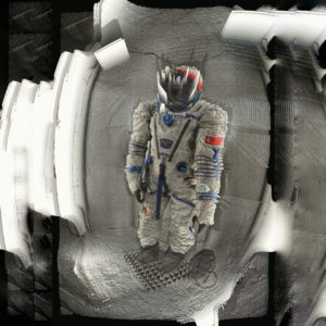 Astronautenanzug in ineinanderkopierten Hintergründen aus grauen Flächen